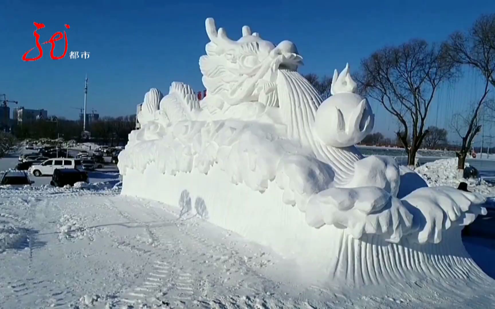 [图]黑龙江：父子迎冬奥 做雪雕＂巨龙腾飞＂