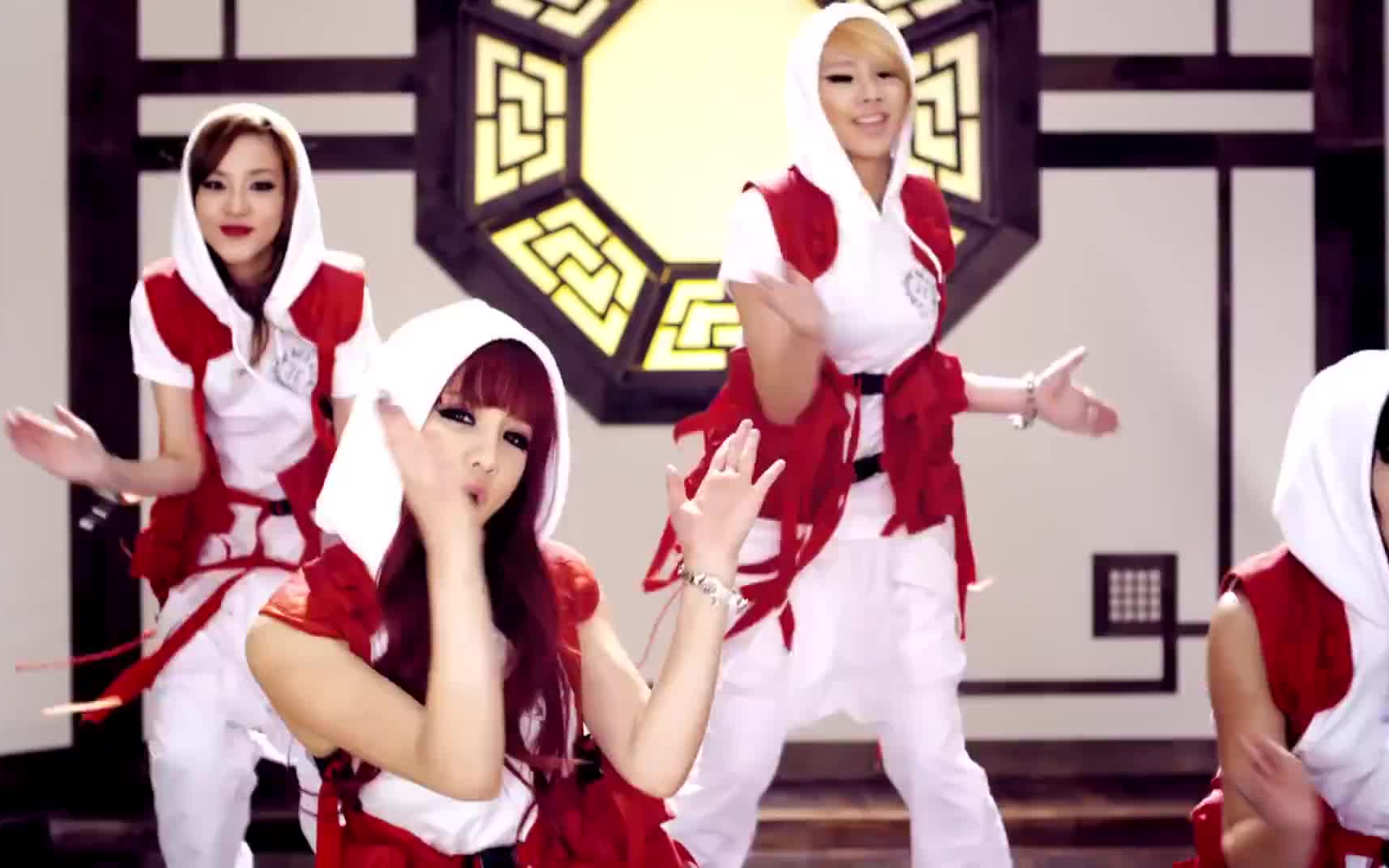 [图]2NE1 'Clap Your Hands' MV