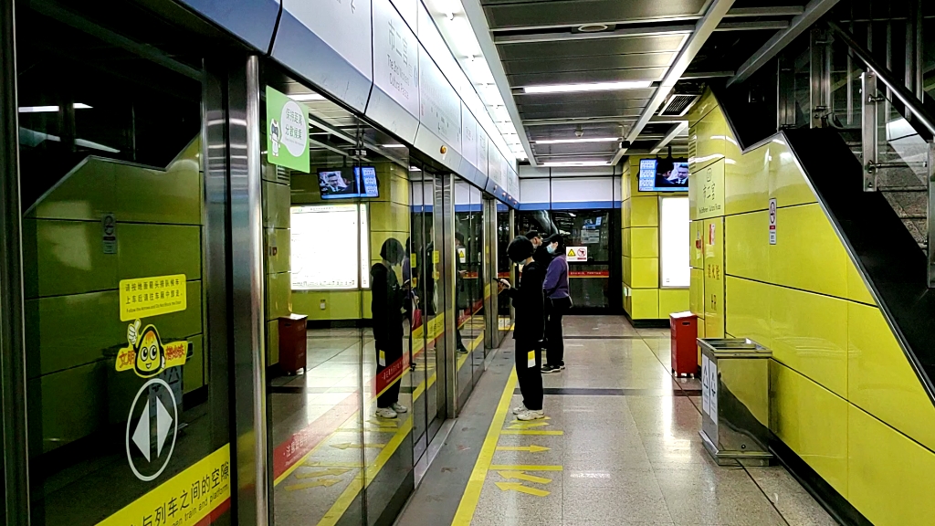 广州地铁2号线a5列车进站(蔡卫阳拍摄)