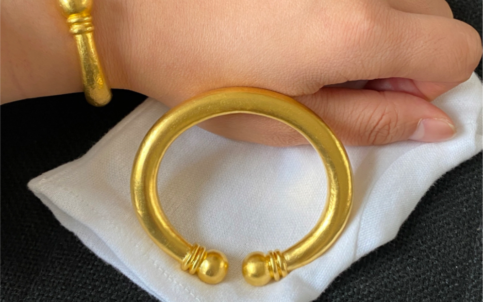 滨州小姐姐第三次在咱家定制金手镯,这次定制206克复古蒜头镯