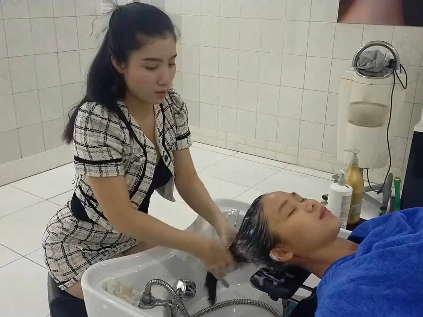 美发沙龙与美丽的女孩一起放松按摩