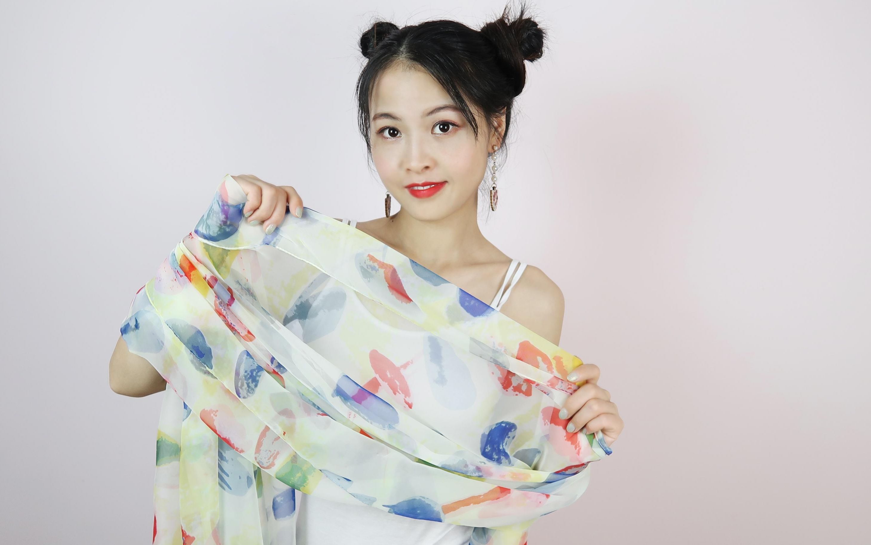 拍照穿搭缺创意?小姐姐用丝巾凹造型,简单一围比艺术照还好看!