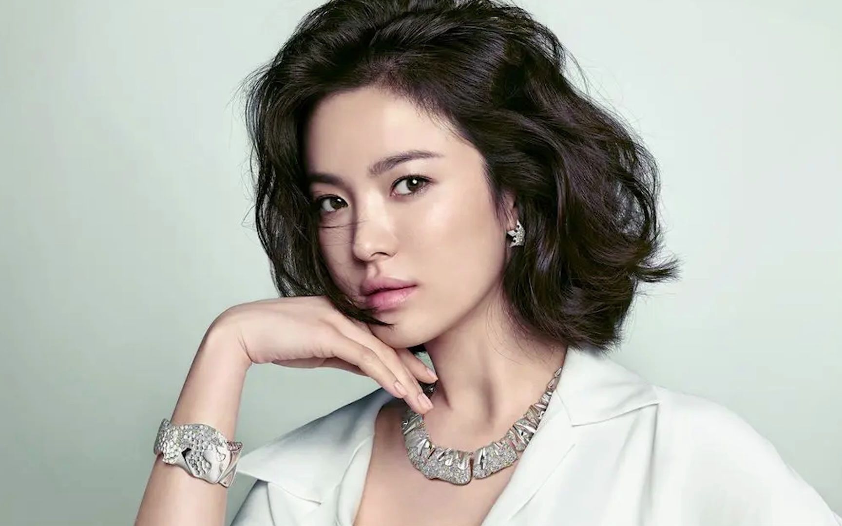 "冻龄女神"宋慧乔的颜值变化,温柔自信,清新自然,如湖水般清澈,令人动