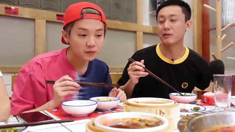 鹿晗吃火锅吃到断片无欲无求兢兢业业的在走神儿