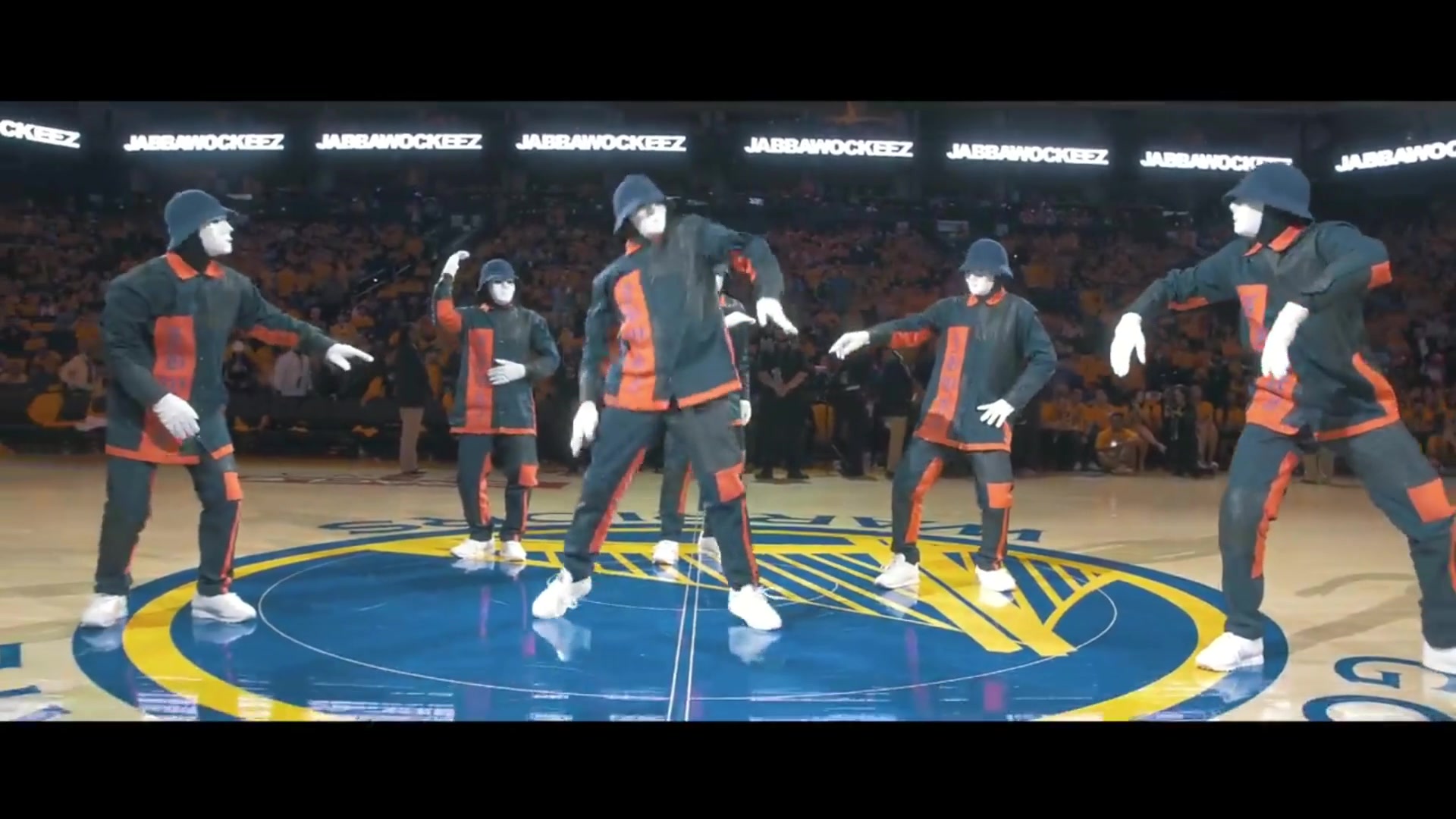 在nba总决赛上jabbawockeez表演的街舞,太劲爆,太帅.嗨爆全场