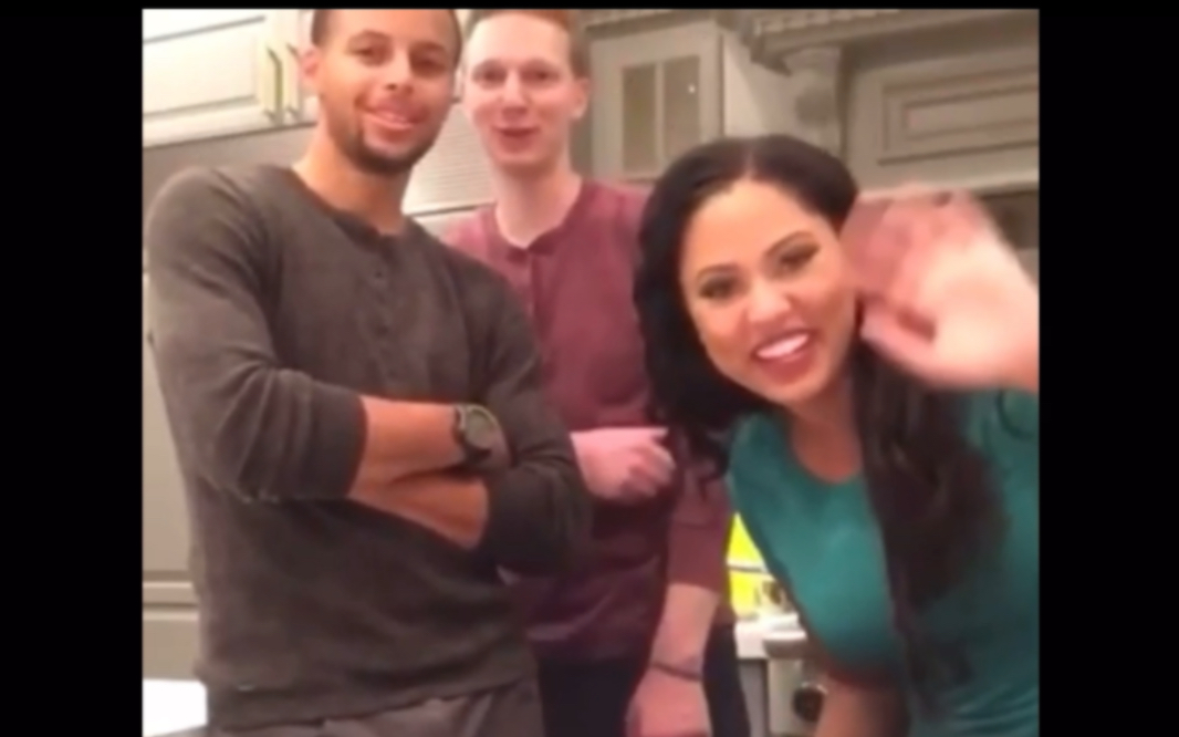 [图]Stephen Curry Ayesha Curry live cooking #happy family