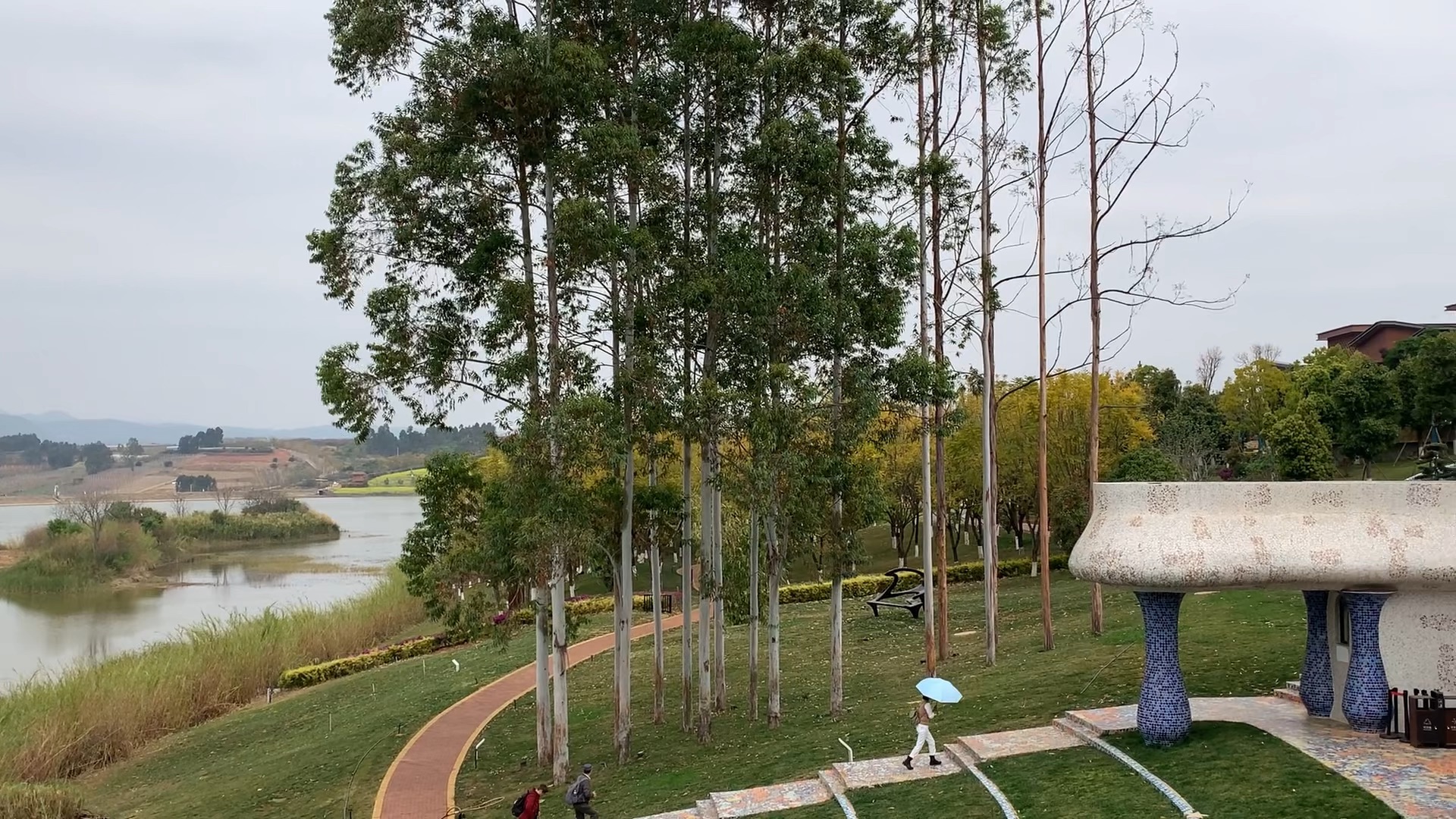 云南弥勒县东风韵:万花筒一个红砖艺术城堡,感受薰衣草花海浪漫