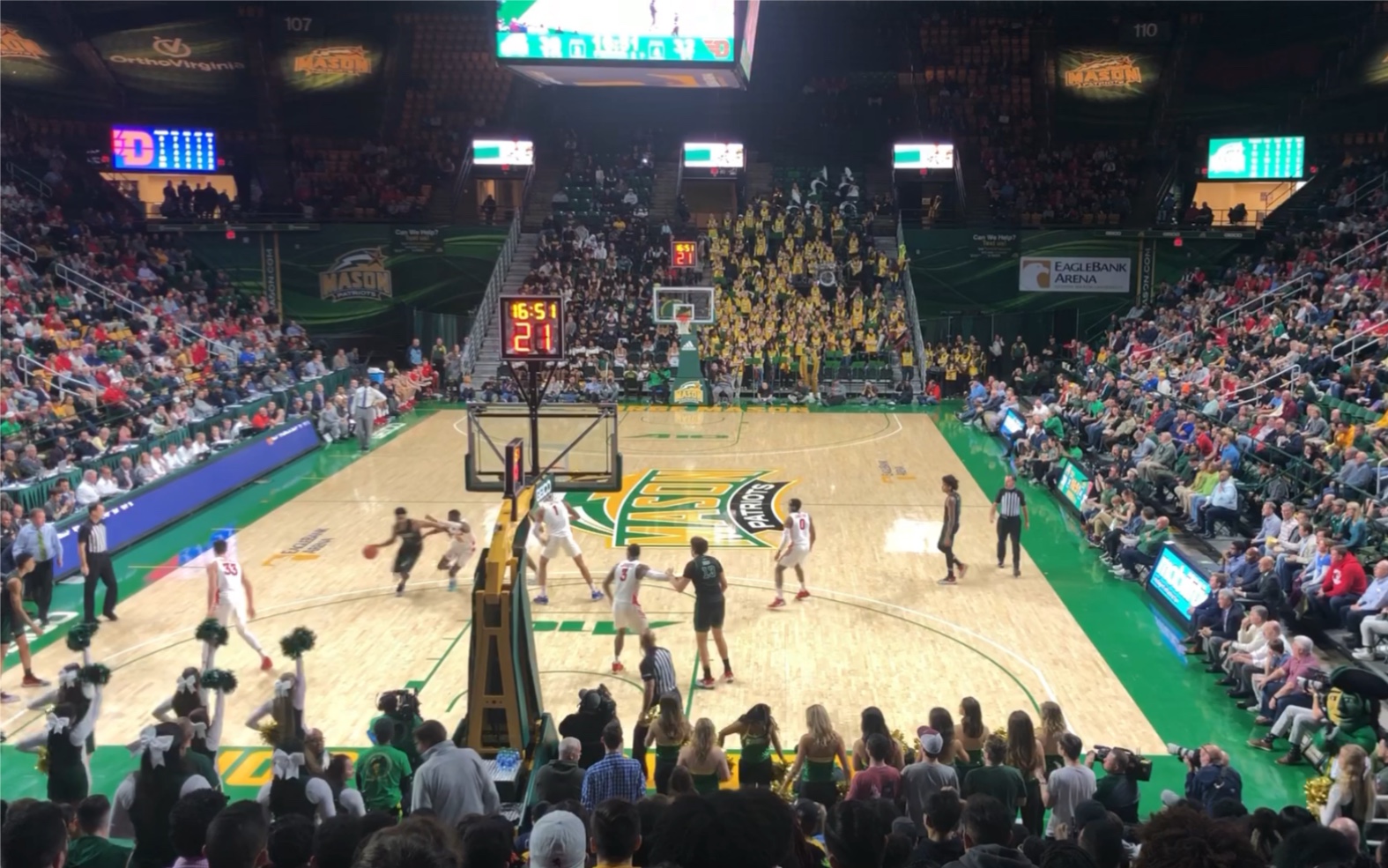 进来感受一下ncaa美国大学篮球比赛的流程和气氛拉拉队妹子真好看嘿嘿