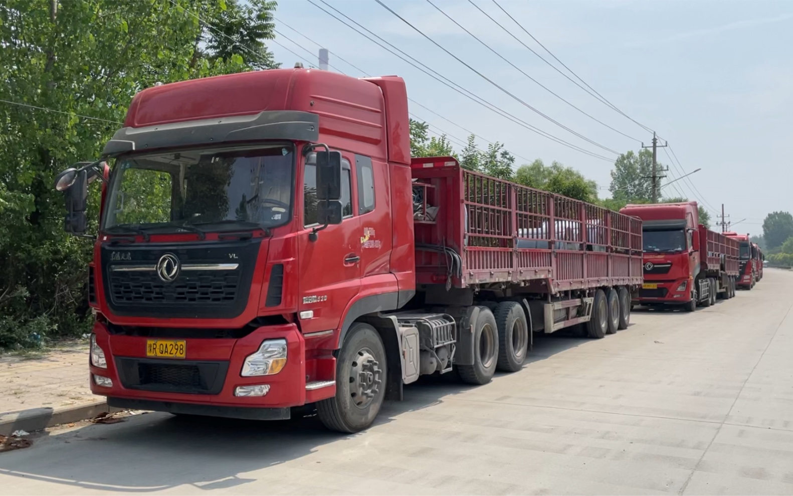 余北路半挂车排队停靠路边