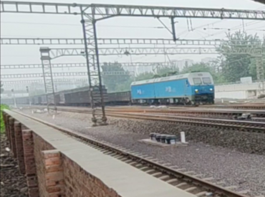 【丰沙铁路】石景山南站 hxd1-1233牵引敞车通过往三家店站方向 交汇