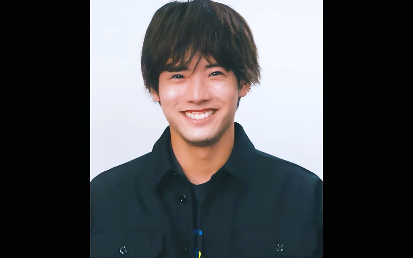 今天是赤楚卫二 腼腆的笑容