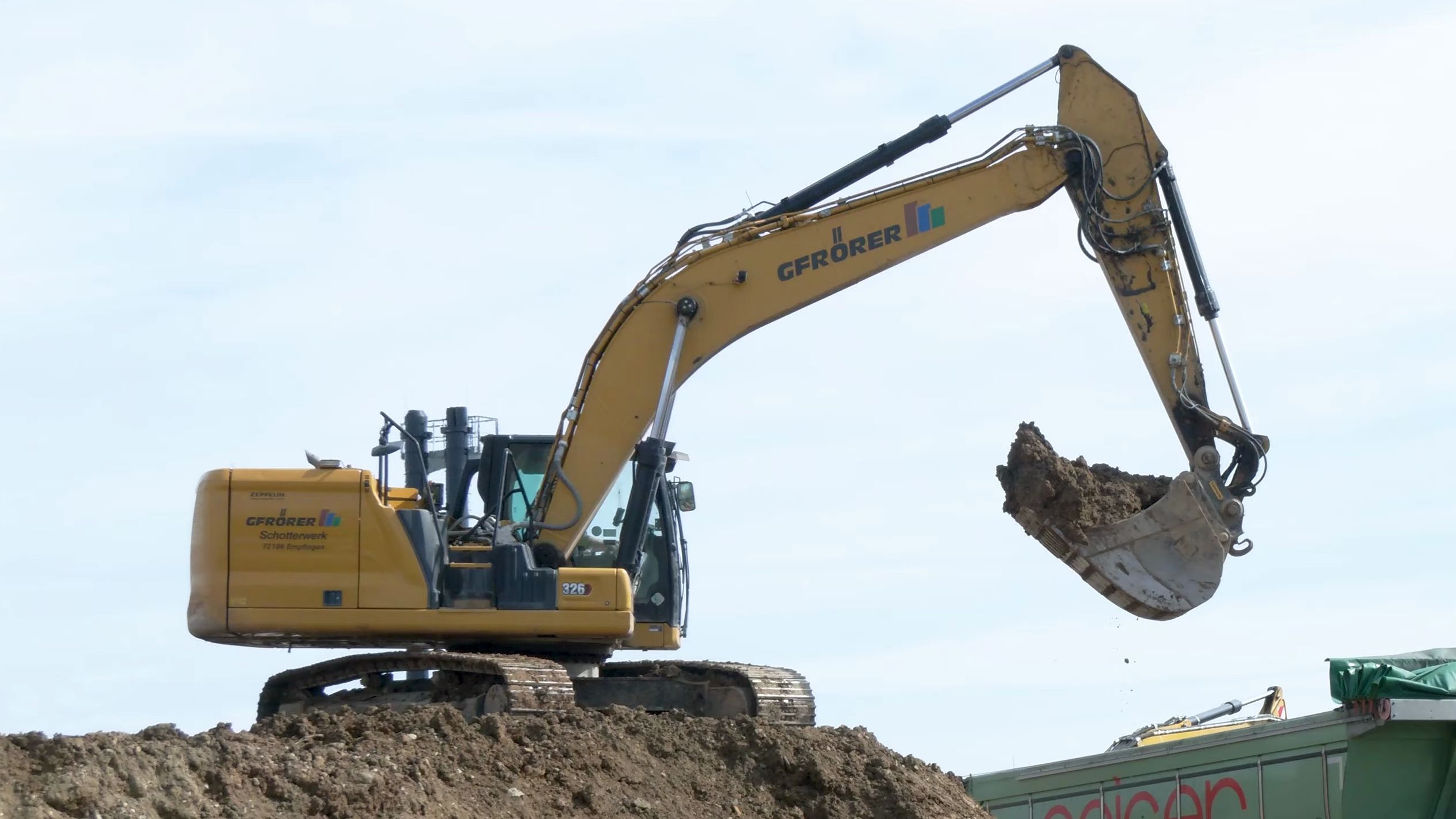 cat 326挖掘机施工装车4k