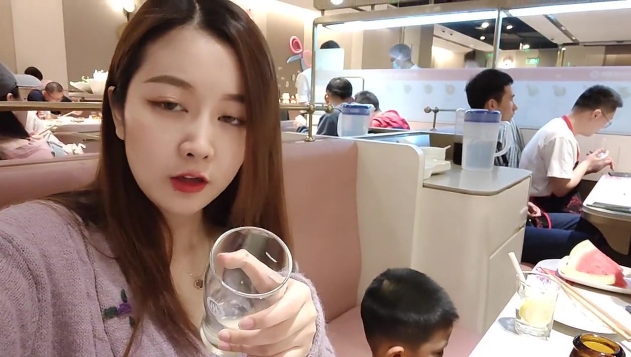 为何海底捞让蕊蕊念念不忘,原来大神不在有帅气小哥为蕊蕊服务_哔哩