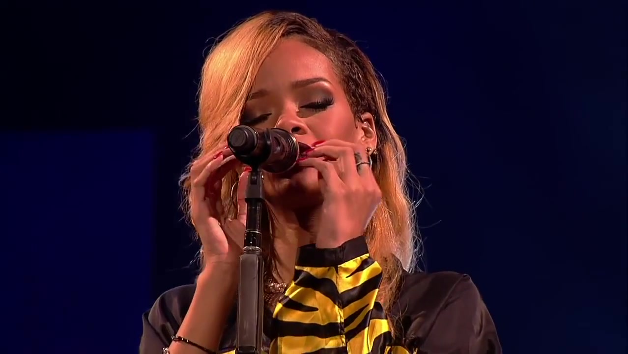 [图]蕾哈娜（Rihanna）：《What Now + Stay + Diamonds》(Live at T In The Park 2013）