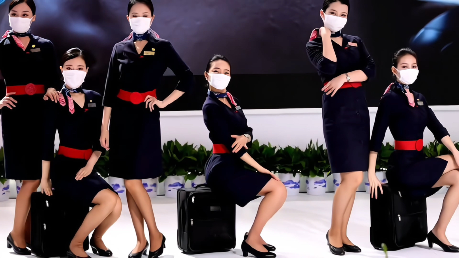 感觉东航空姐还是戴上口罩更有气质