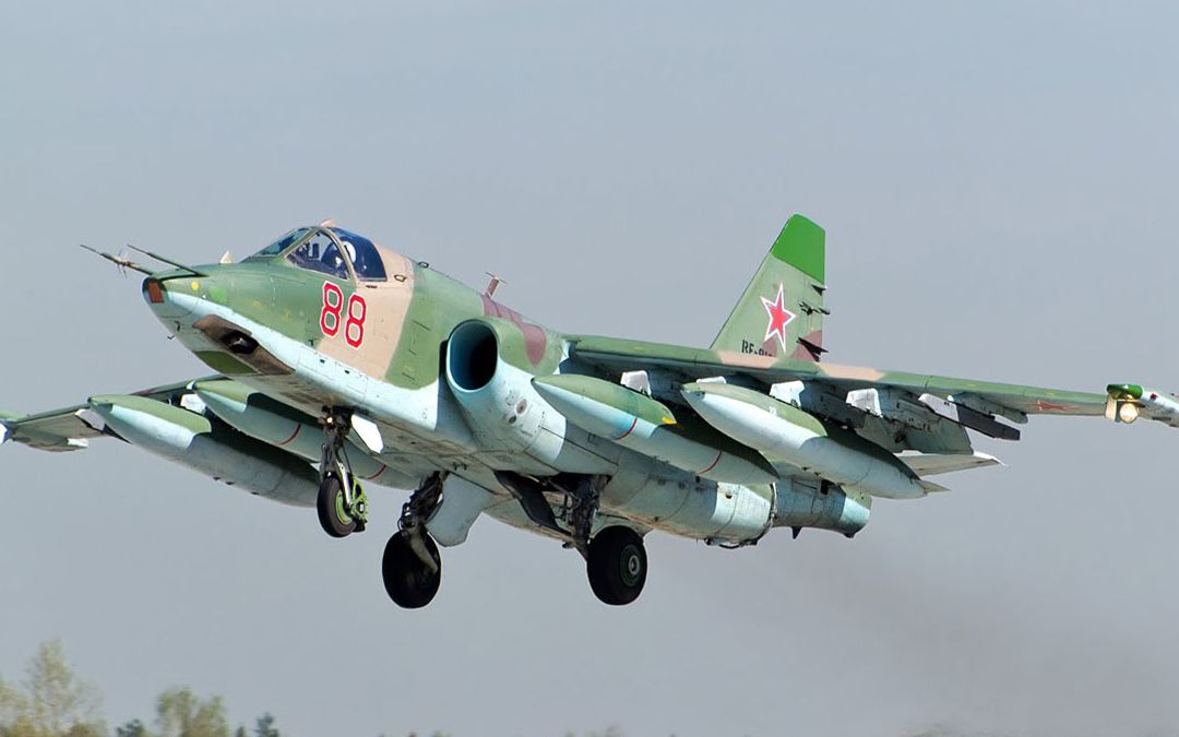 俄苏-25秀花活:反坦克导弹击落轰炸机,火球炸碎机体