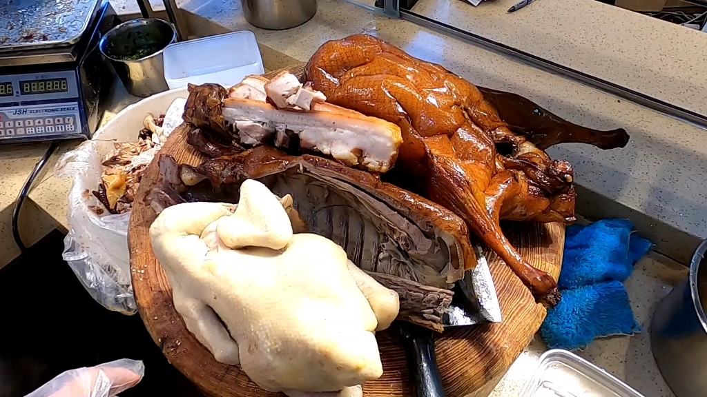 这食客太豪横了吧,预购600块的烧腊,阿成斩得美滋滋