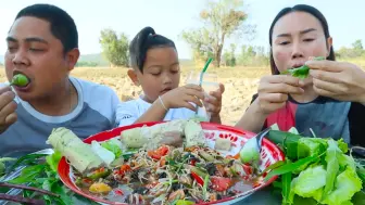 Download Video: 泰国美食频道分享，gong一家三口吃泰式酸辣沙拉配粽叶飘香包肉末