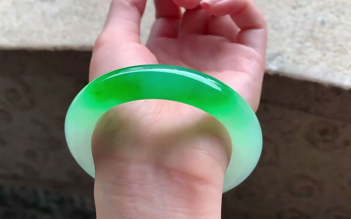 57冰糯种飘辣阳绿圆条翡翠手镯