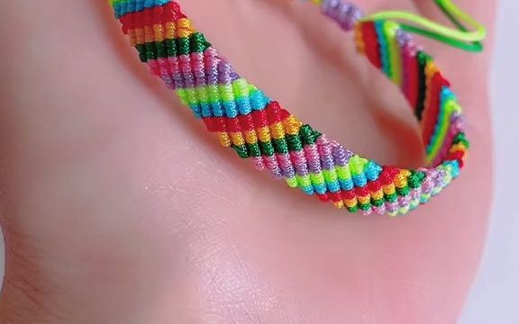 手工diy一款彩虹手链,勾起多少人童年的回忆,以前背着老师偷偷编的