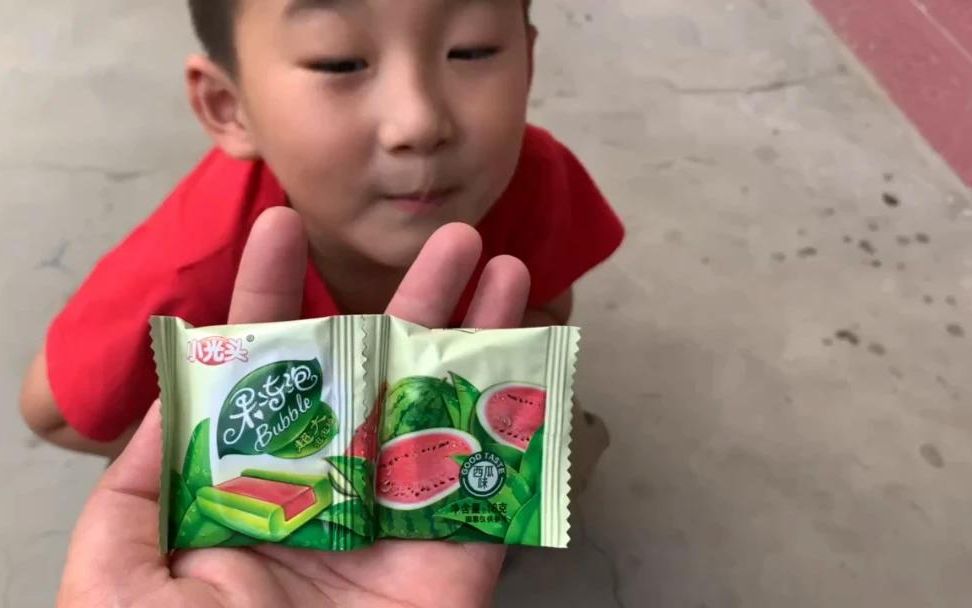 [图]宝贝儿读西瓜🍉 怎么还掉了个粑粑糖啊