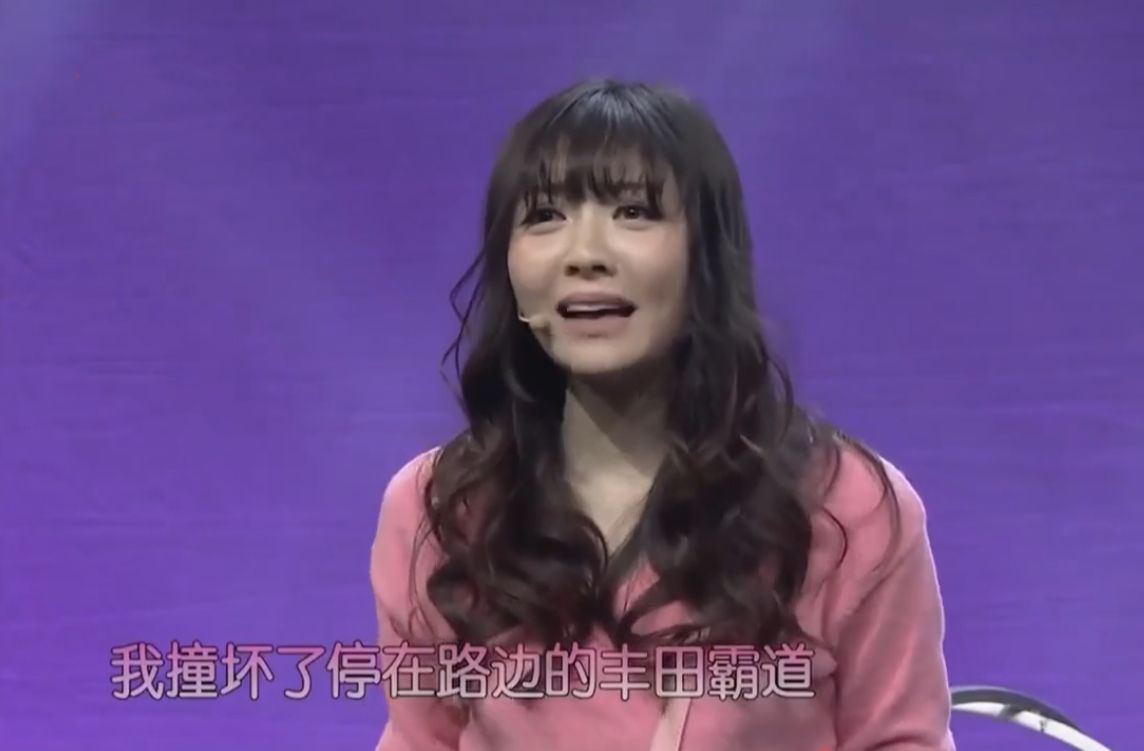 大碗娱乐小品:闺蜜俩学车,一个顺利拿到驾照,一个却更换了驾校