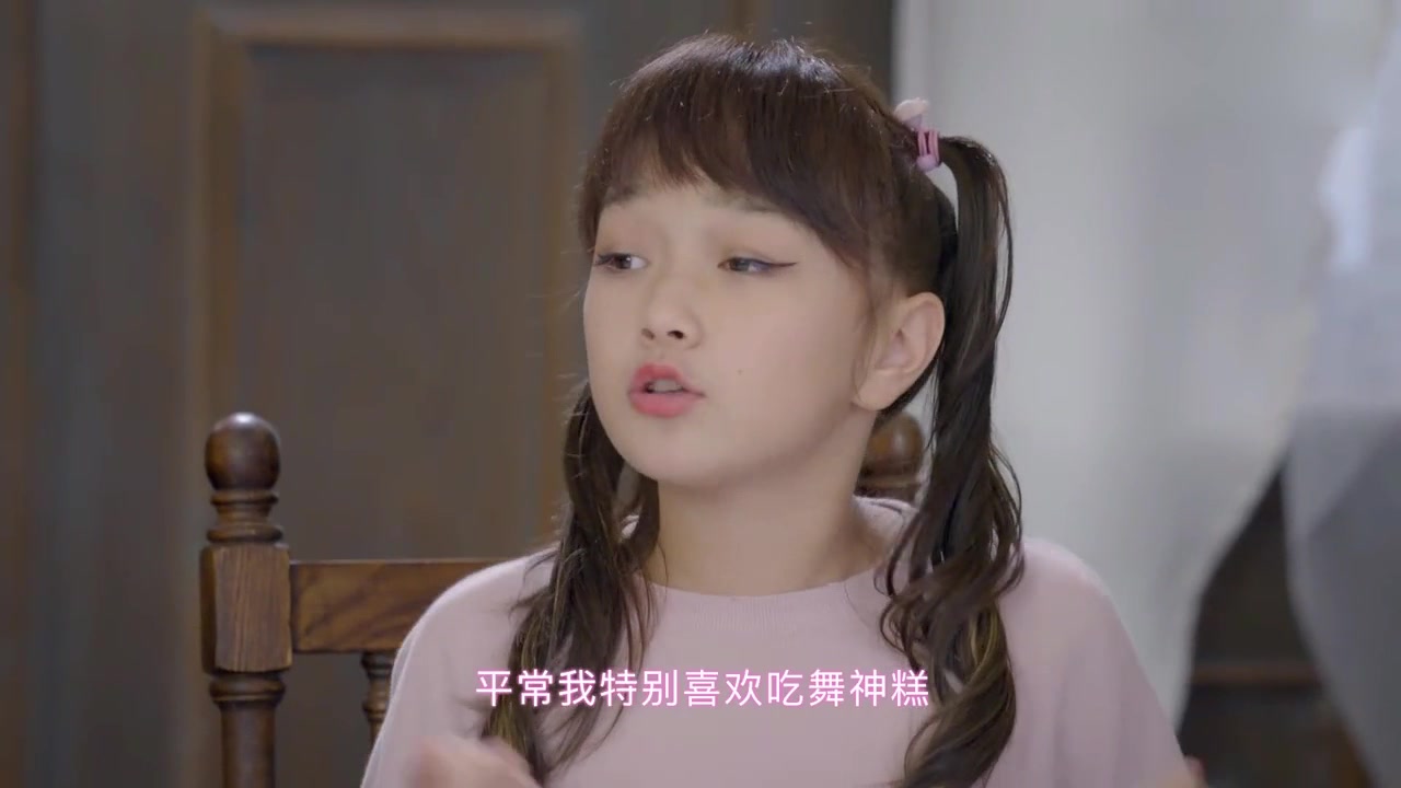 舞法天女小天女们聚在一起吃饭食物非常丰盛