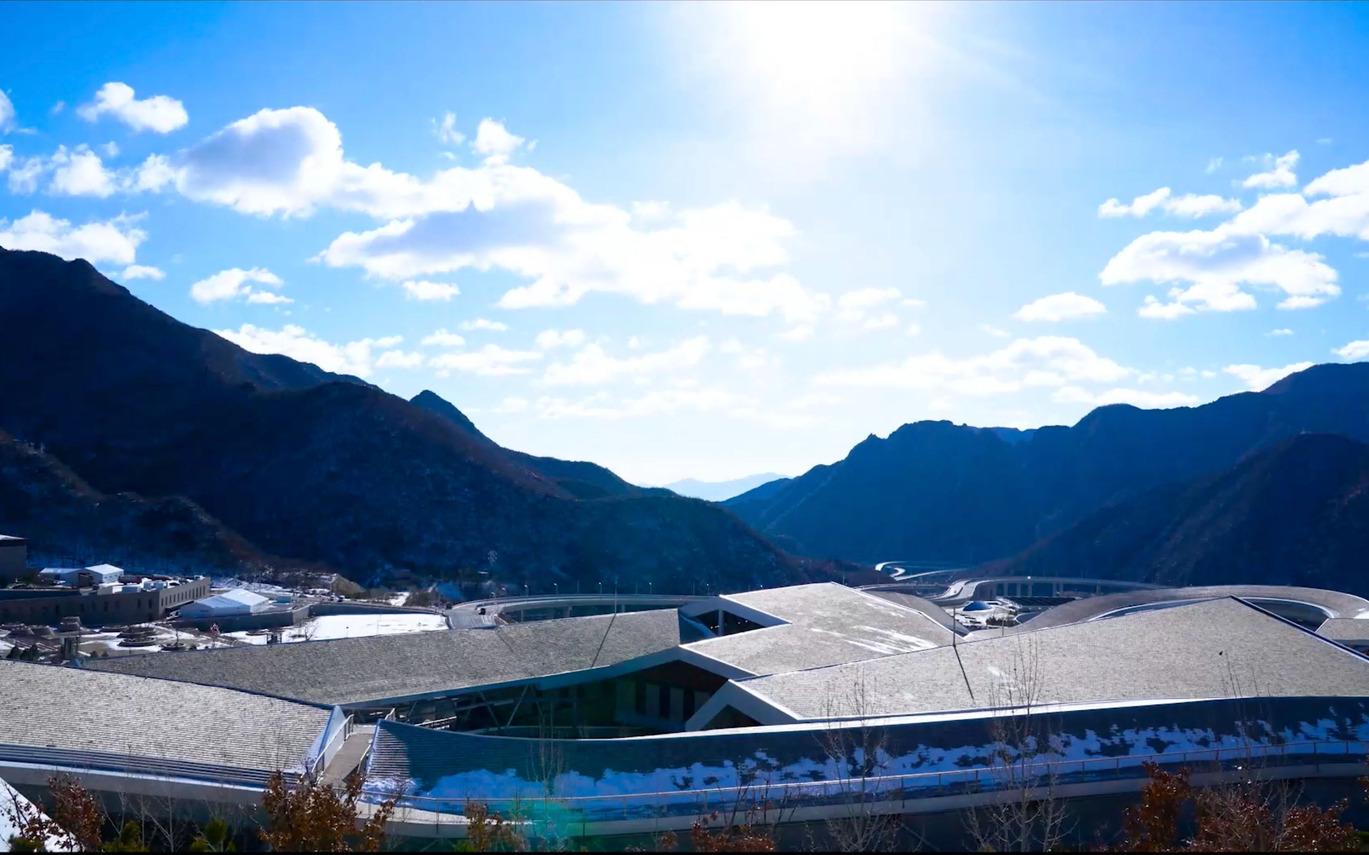 白雪妆点了位于北京延庆的海坨山 蜿蜒其间的"雪游龙"更显壮美