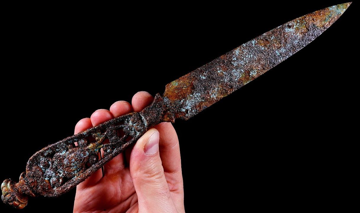 沉浸式修复一把非常美丽且罕见的刺客匕首