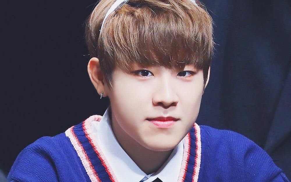 朴佑镇爱上五金的虎牙无法自拔之想舔舔虎牙