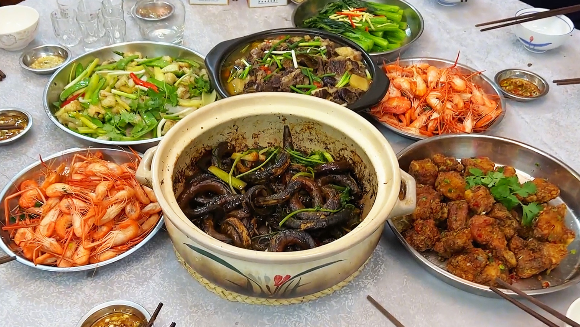 今晚做了一大桌子菜,和亲朋好友一起庆祝老豆手术成功!