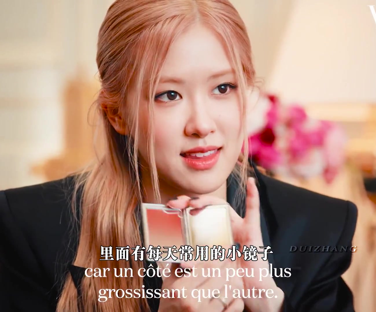 彩英最新杂志采访背包探秘中字来啦~戴眼镜的朴总真的好爱好撩人