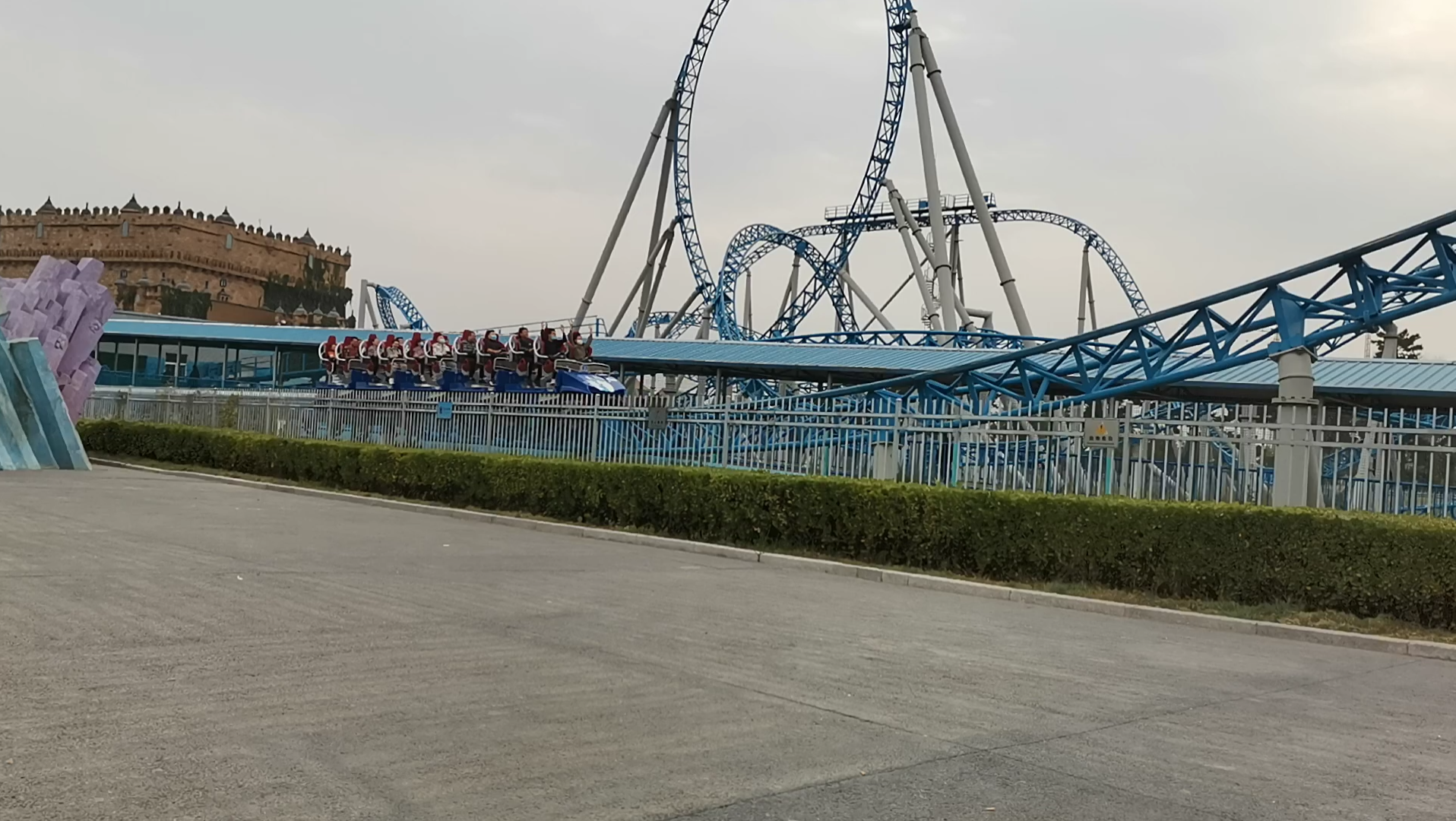 大叔挑战蓝火过山车