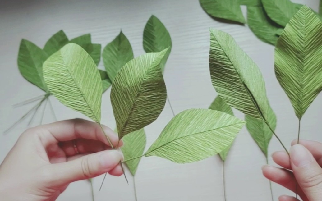 【纸艺】皱纹纸树叶造型技巧--卷曲,弯折与波浪,用手指就能完成_哔哩
