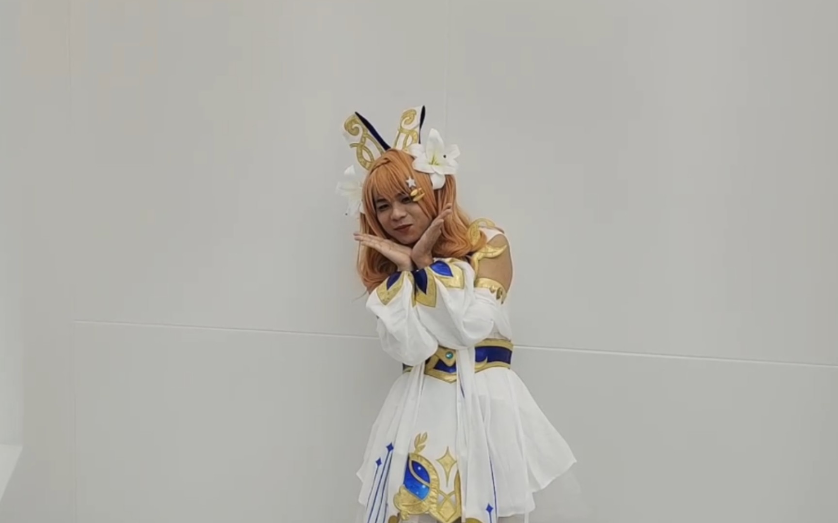 来看久酷cos蔡文姬跳舞啦