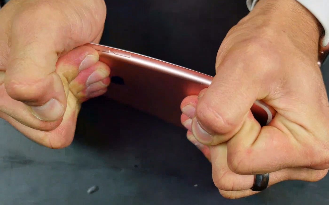 【科客分享】容易掰弯吗?iphone 7对比iphone 6s抗弯曲测试