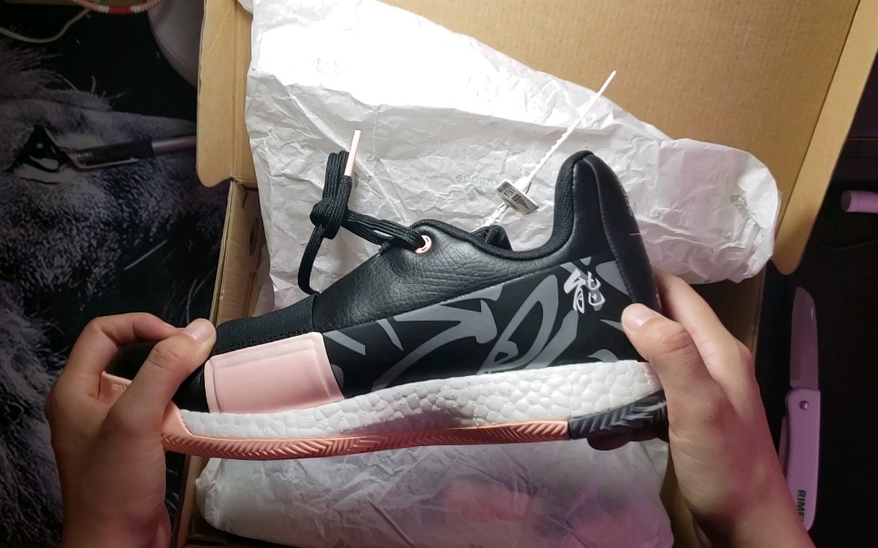 哈登3猪年限定开箱,兴奋