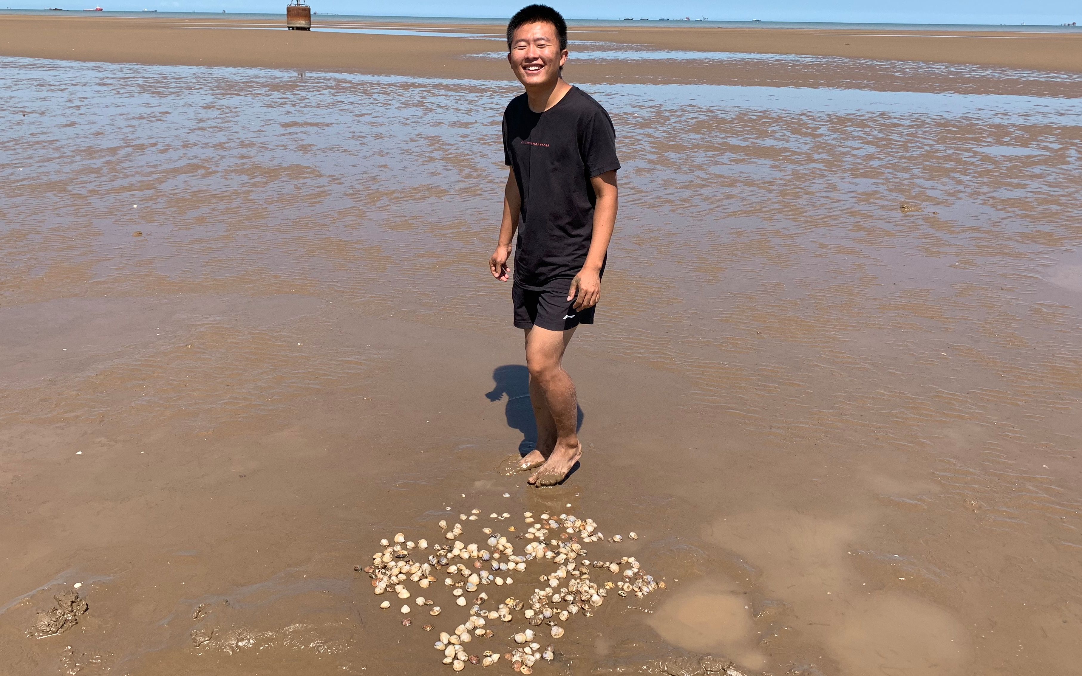 二蛋赶海羡慕人家有工具,海货多自己却只能用脚踩,二蛋依旧发财_哔哩