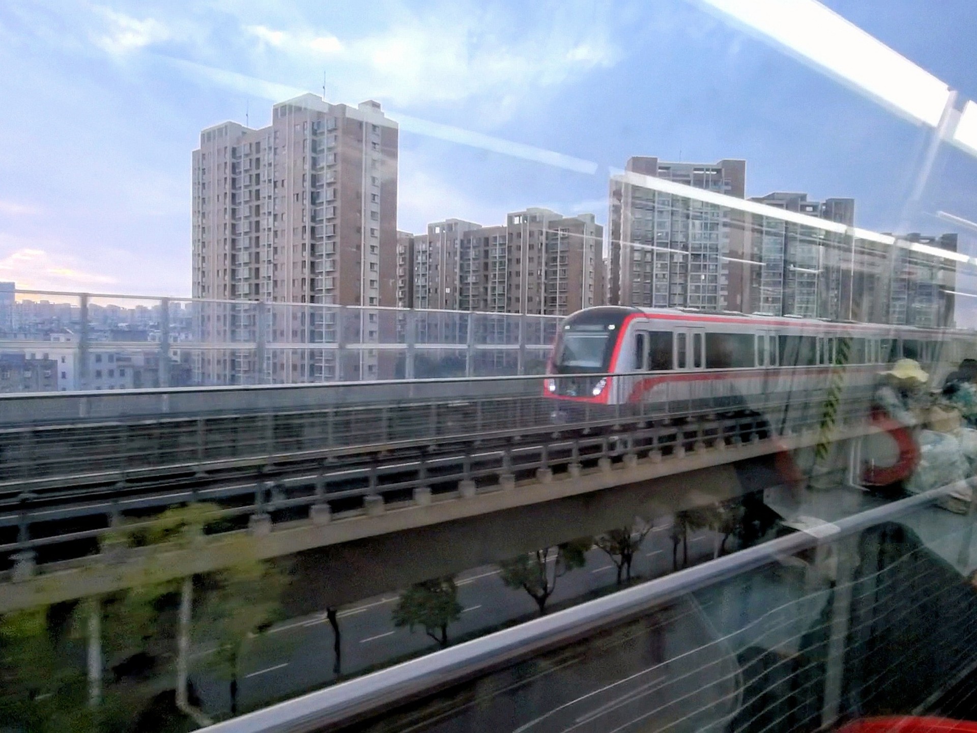 1号线高架段全程侧展