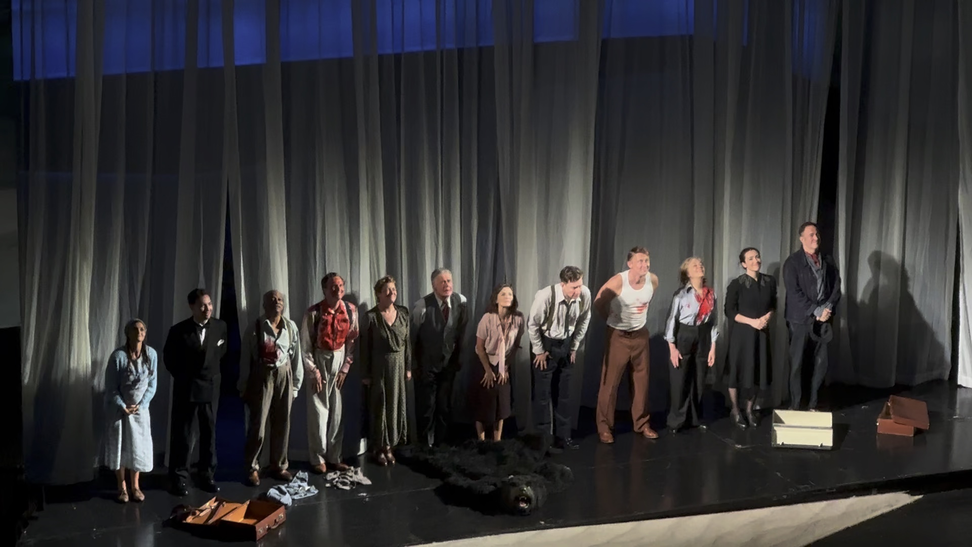 240713午 伦敦西区原版话剧《无人生还》谢幕