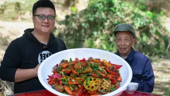 家里小孩饭扫光，麻辣香锅下饭香，虾子鲍鱼碗里装，肚儿吃饱心不慌