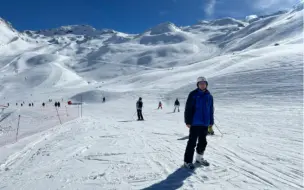 Video herunterladen: 中国留学生来到阿尔卑斯山南麓的世界最大滑雪胜地Val Thorens学习滑雪