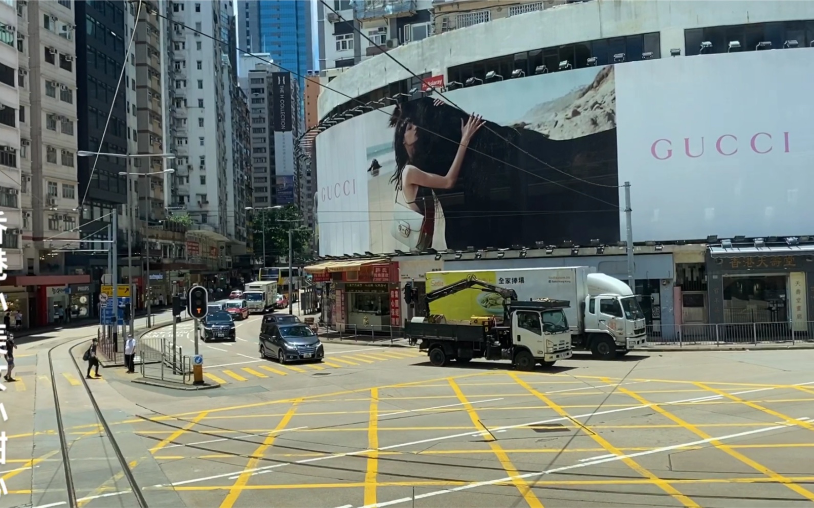 实拍香港跑马地坐电车去湾仔的路上,风景优美,街头豪车真多啊哔哩哔哩bilibili