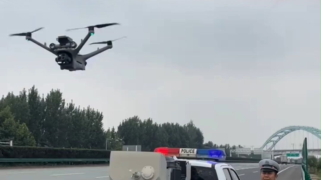 “龟速车”成节假日交通拥堵讨论高频词，有人高速开出时速30km，多地交警喊话：慢不等于安全