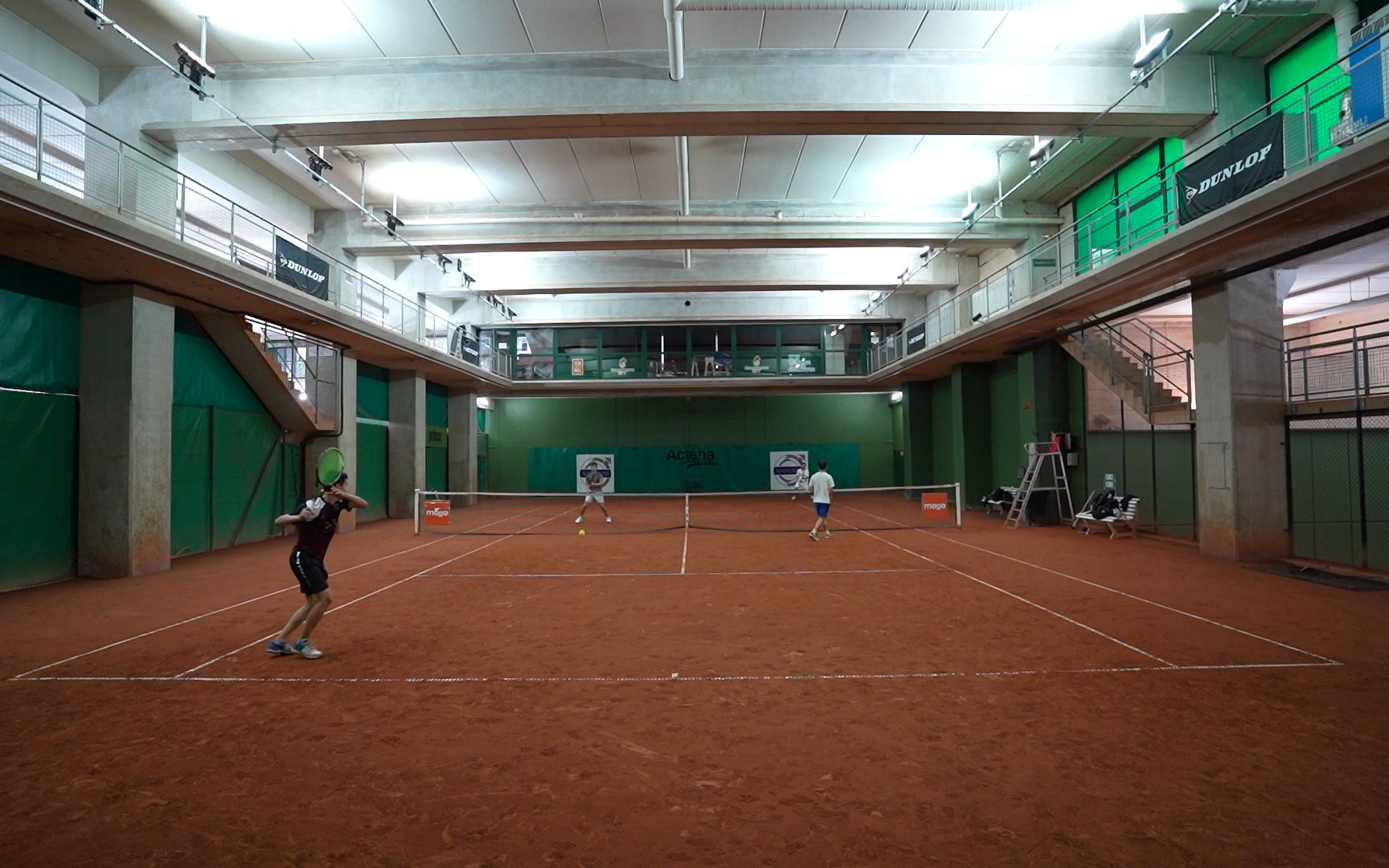 「网球狂人物语」vlog#2 久违的室内红土网球场,滑起来了但找不准击球