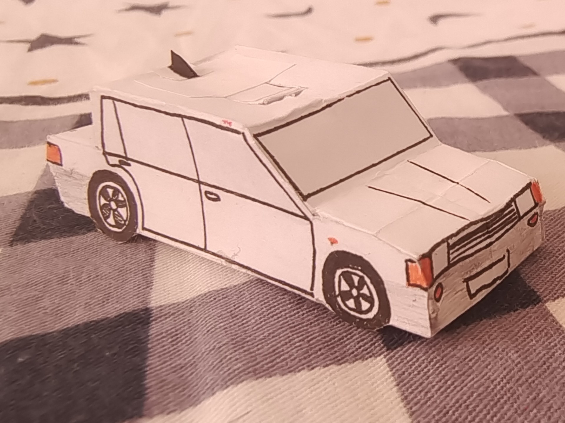 纸车出厂!便衣警车