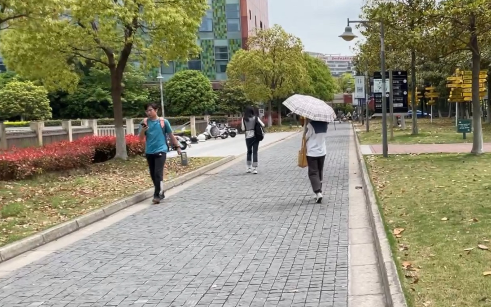 校园漫步.10:40秒有 雨中曲 的合唱,水平很不错哔哩哔哩bilibili