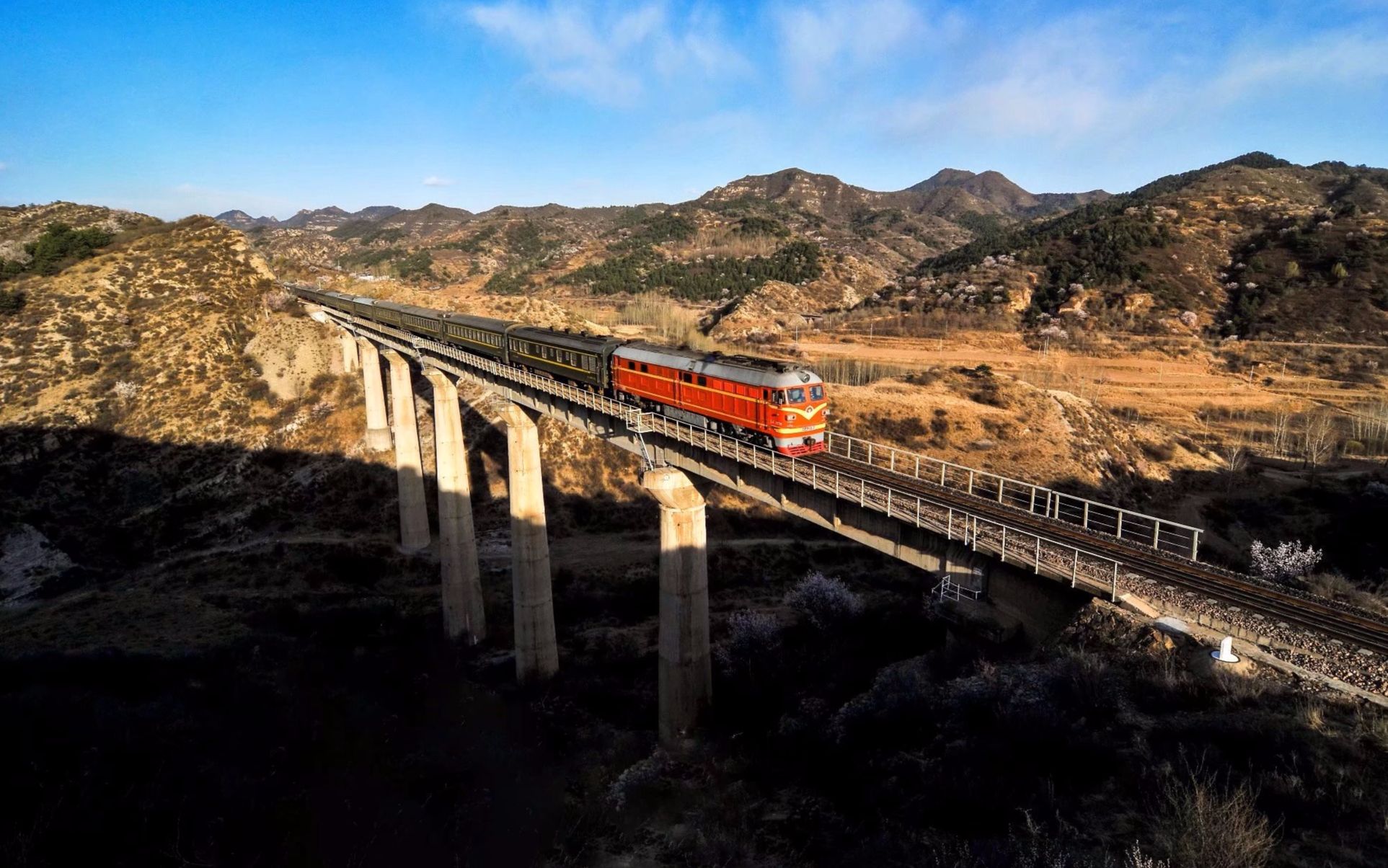 中国铁路df4b橘子牵引k904次通过太焦铁路石会站带联控
