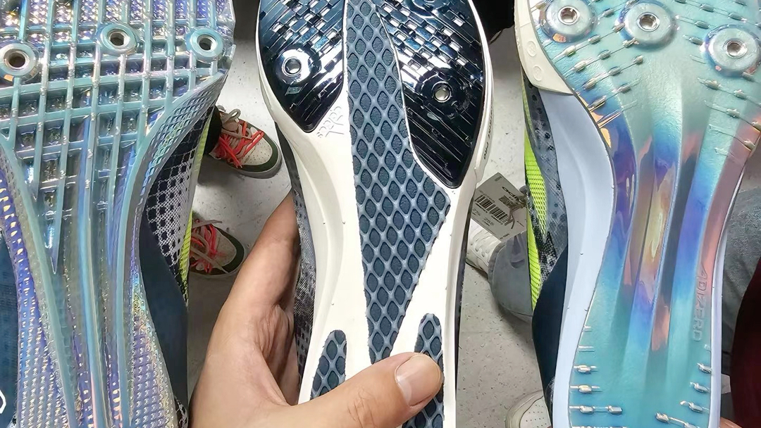 adidas今年的三巨头 ambition 小蝉翼 大蝉翼2钉鞋 这三个配色真是
