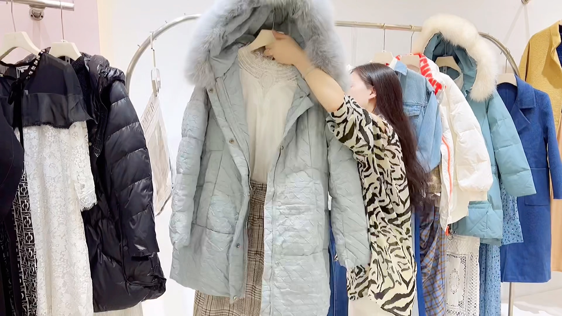 比例 羽绒服10%双面尼大衣10%连衣裙19%外套8%上衣29%裤子24%_哔哩